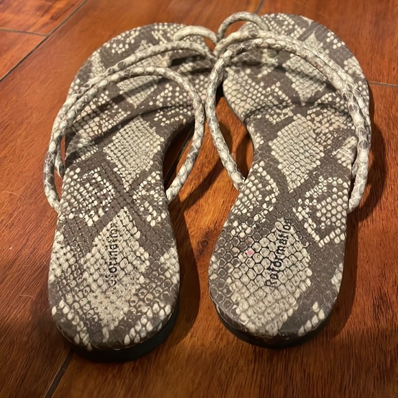 SOLD❌Reformation Ludo Toe Ring Strappy Flat Sandals in Tan Snake - Picture 6 of 6